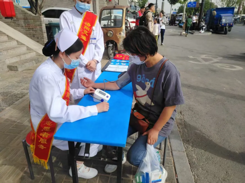 “五一”期間，交通醫(yī)院開(kāi)展“健康零距離，義診護(hù)萬(wàn)家”志愿服務(wù)活動(dòng)